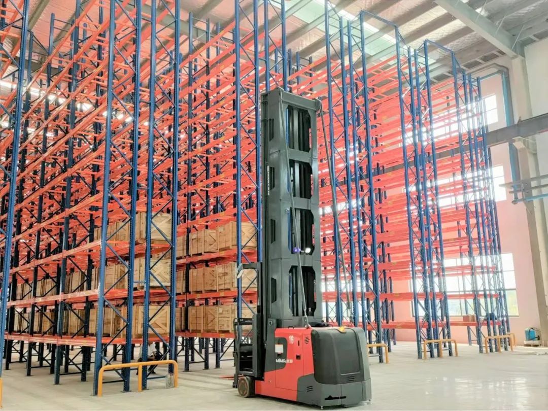 米瑪窄巷道密集倉(cāng)儲(chǔ)叉車(chē).jpg 米瑪窄巷道密集倉(cāng)儲(chǔ)叉車(chē).jpg