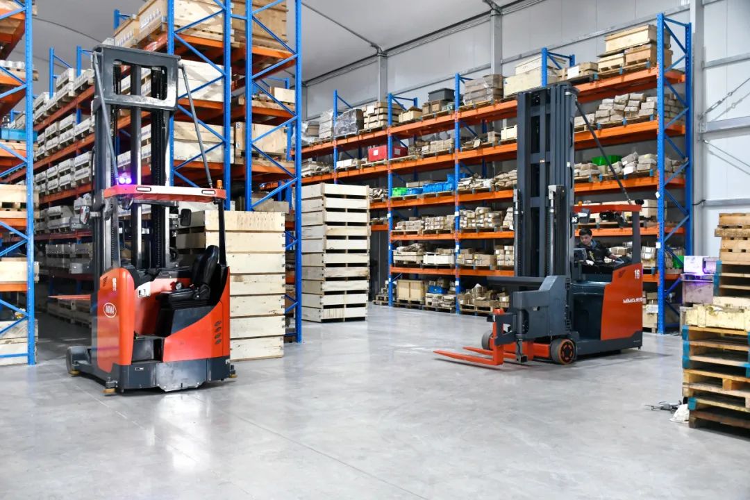 米瑪坐駕三向叉車客戶案例.jpg 米瑪坐駕三向叉車客戶案例.jpg