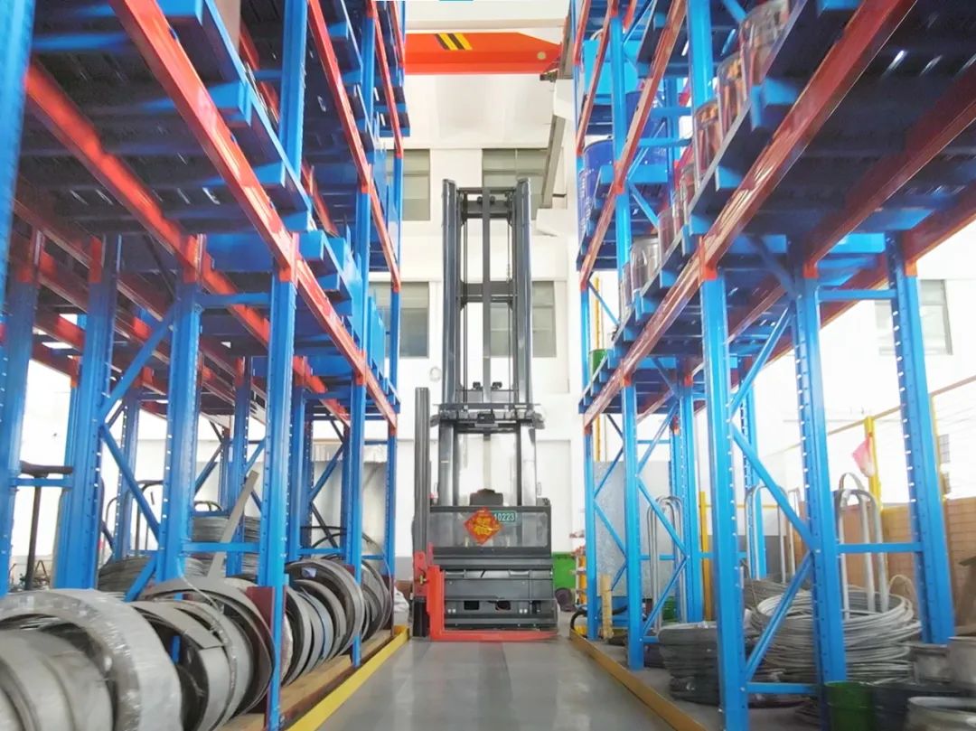 米瑪MiMA人上型三向叉車-2.jpg 米瑪MiMA人上型三向叉車-2.jpg