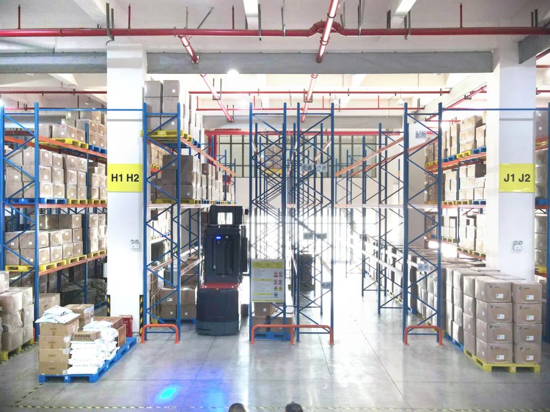 米瑪人上型三向叉車-1.jpg 米瑪人上型三向叉車-1.jpg